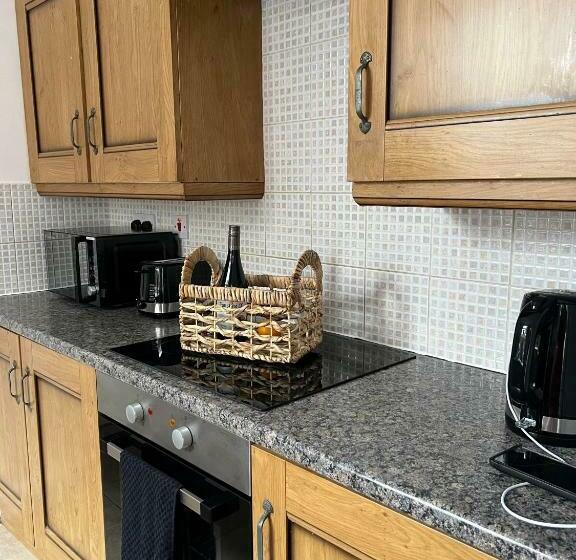 Дом 1 Спальня, Cheerful 5 Bedrooms & En Suite Bathrooms Town House