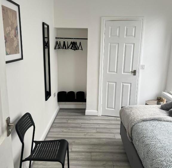 Дом 1 Спальня, Cheerful 5 Bedrooms & En Suite Bathrooms Town House