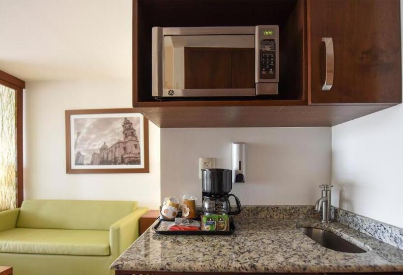 キングサイズベッドのスイートルーム, Holiday Inn Express And Suites Celaya, An Ihg