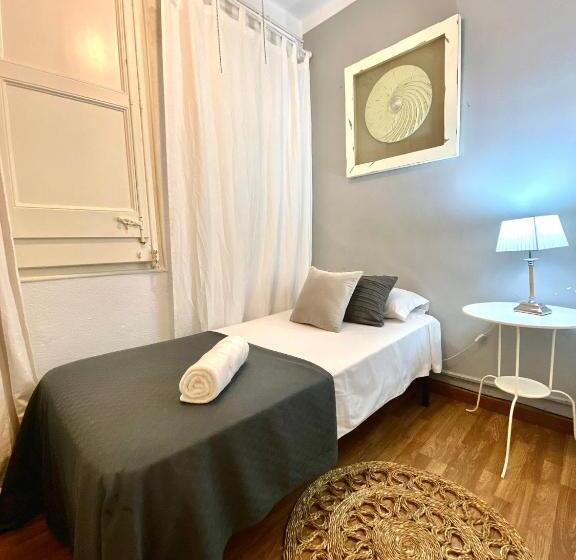 اتاق استاندارد یک نفره, Alani Montjuic
