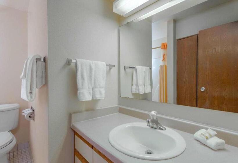Deluxe Suite Kingsize Bett, Norwood Inn & Suites Indianapolis