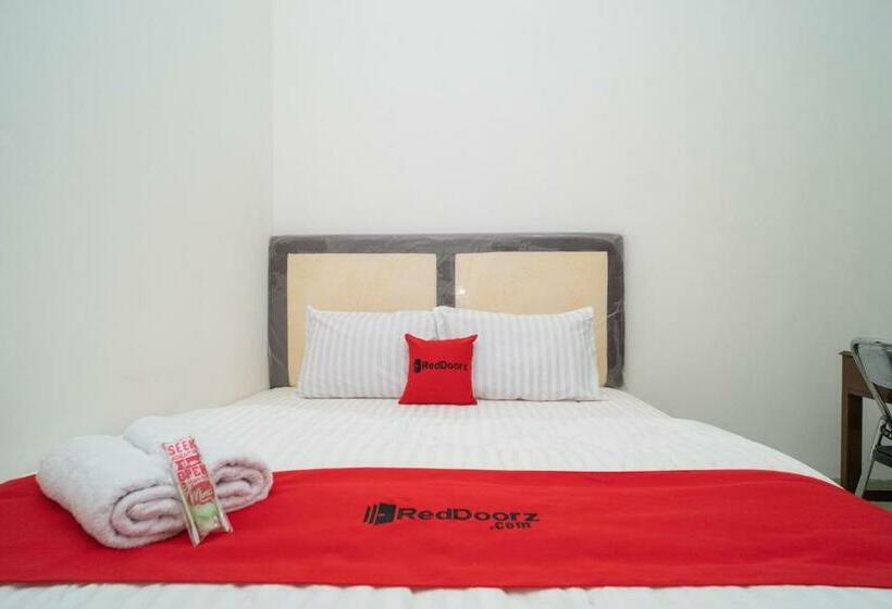 Номер Стандарт, Reddoorz Near Bundaran Ciceri