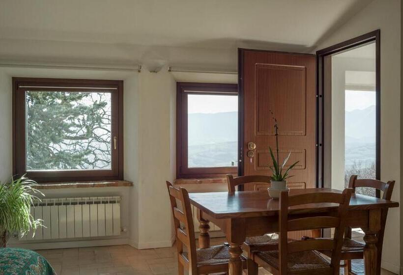 景色の見える一ベッドルームアパートメント, Agriturismo Castelvecchio, Casa Vacanza Con Piscina A Fabriano