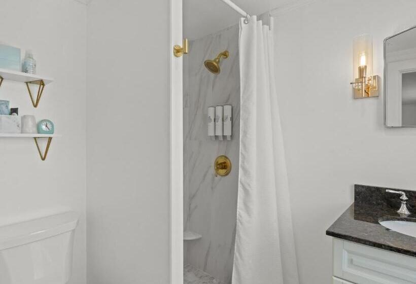스탠다드 룸 킹사이즈 침대, The Seagrove Suites & Guest Rooms