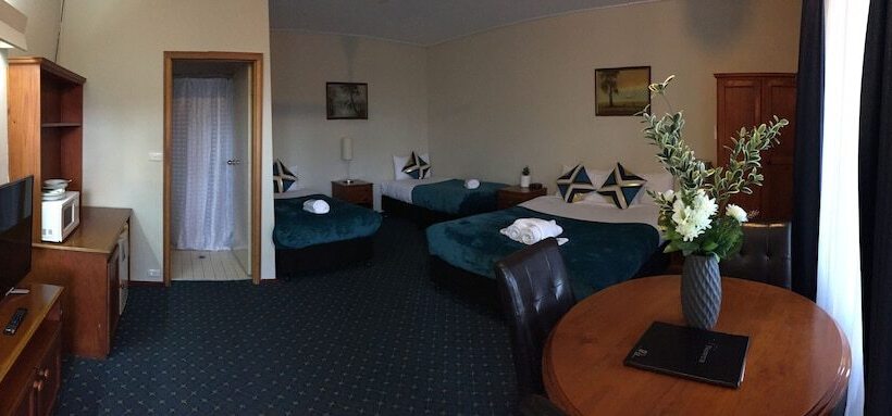 家庭间, Nowra Motor Inn