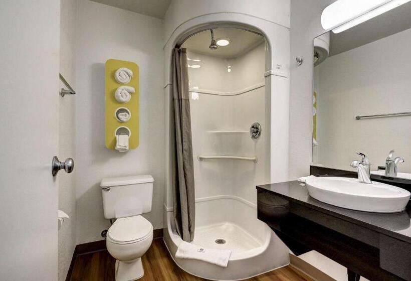 Номер Deluxe, Econo Lodge Midvale