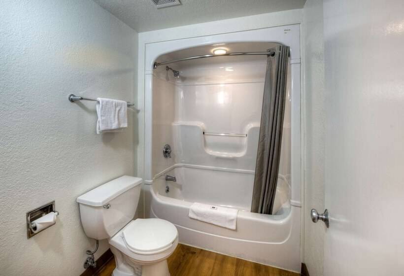 스탠다드 룸 더블 침대 2개, Motel 6niantic, Ct  New London