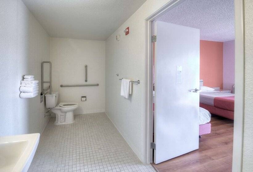 장애인용 디럭스룸, Motel 6niantic, Ct  New London