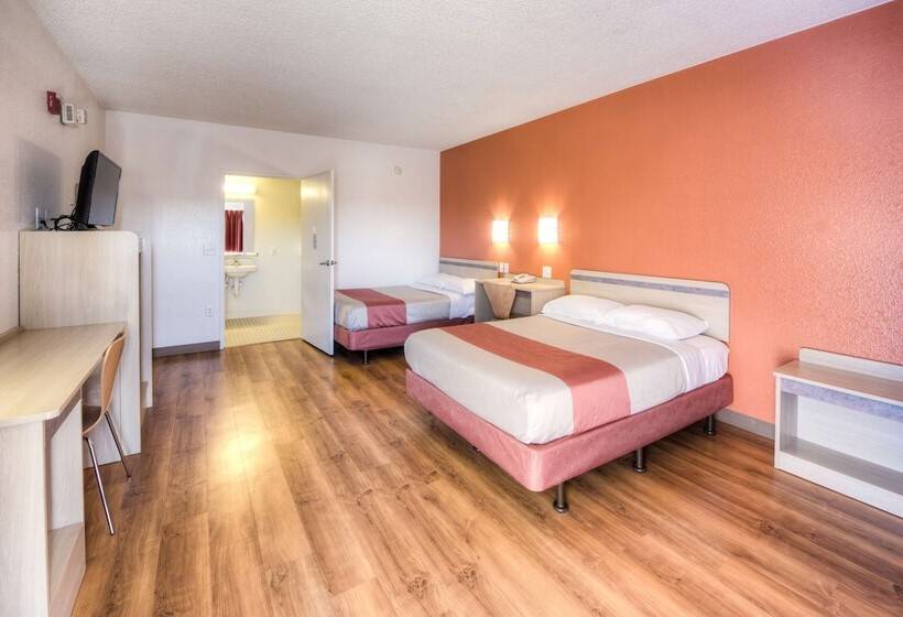 장애인용 디럭스룸, Motel 6niantic, Ct  New London