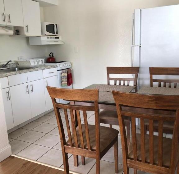 סוויטה, Coral Key Inn