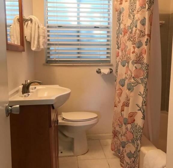 סטודיו סופריור, Coral Key Inn