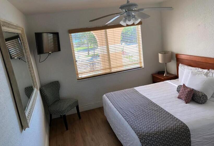 מיטת קינג בסוויטה, Coral Key Inn