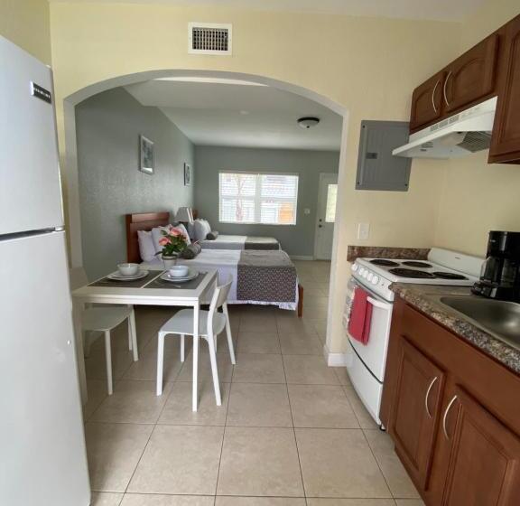 סטודיו דלוקס, Coral Key Inn