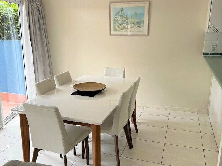 Апартаменты 3 Спальни Вид на Бассейн, White Crest Apartments