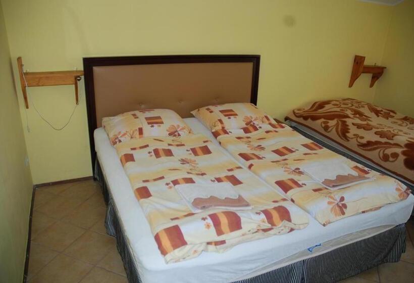 Quarto triplo standard com casa de banho exterior, Apartamenty Pod Werchowyną