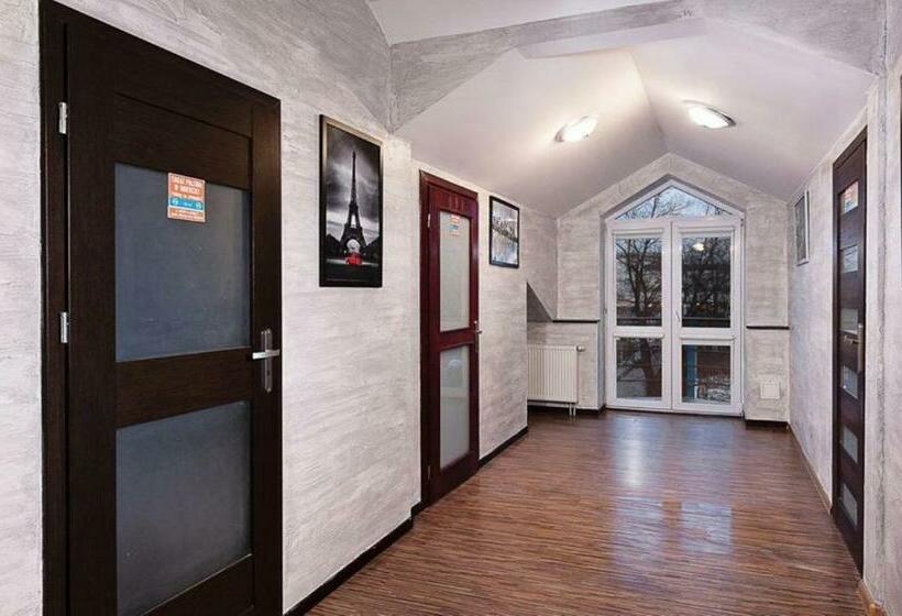اتاق استاندارد با سرویس بهداشتی مشترک, Hostel Radom