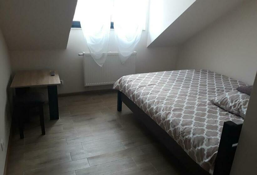标准间, Tawerna Akropolis