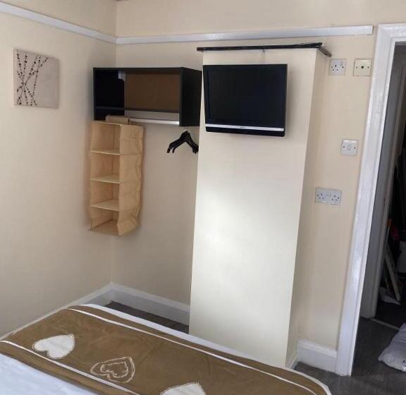 Номер Стандарт с Балконом, Clarendon Lodge   Accommodation Only