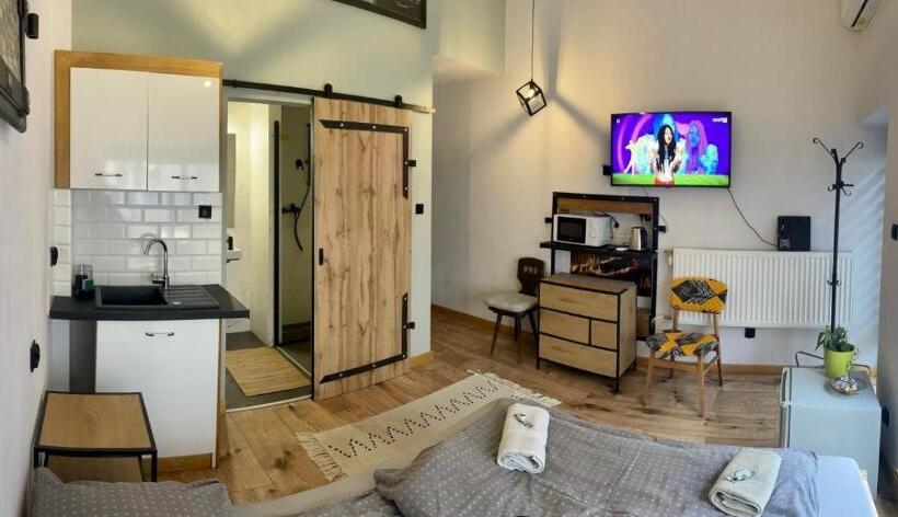 Студия Deluxe, Mazurska 8a