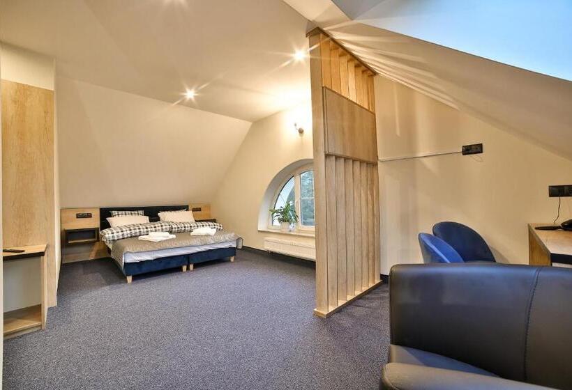 Quarto Estandar, Narciarski Dworek