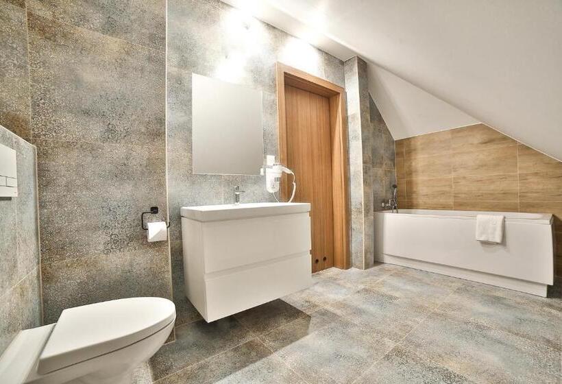 Quarto Triplo Estandar, Narciarski Dworek