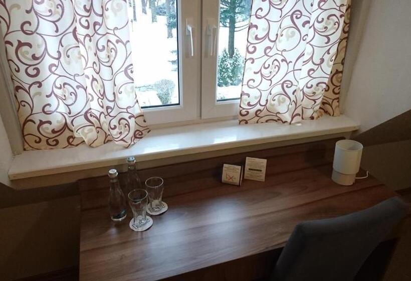 اتاق استاندارد سه تخته با چشم‌انداز باغ, Gościniec Lizawka