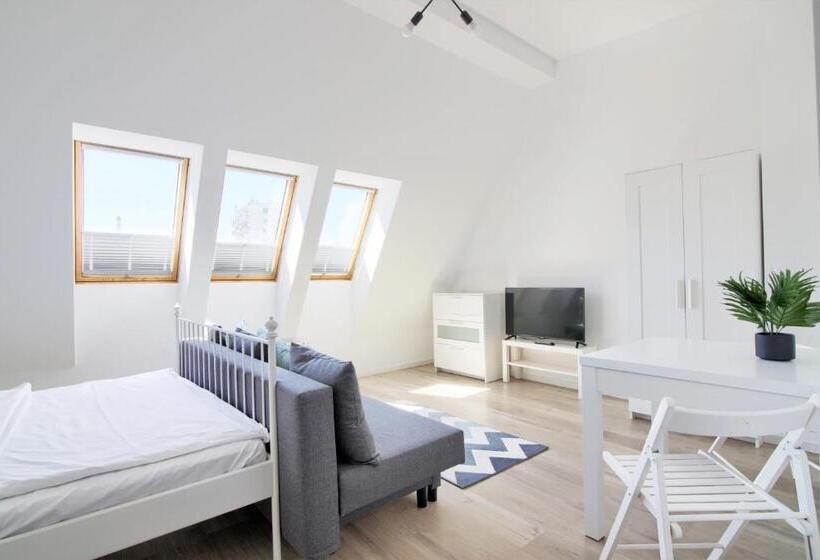 استودیوی استاندارد, Apartments In   Plater