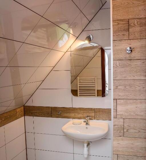 اتاق استاندارد سه نفره, Dom Na Klonowym Wzgórzu