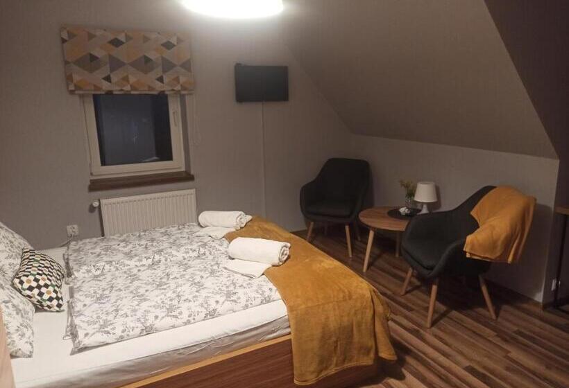 اتاق استاندارد سه نفره, Dom Na Klonowym Wzgórzu