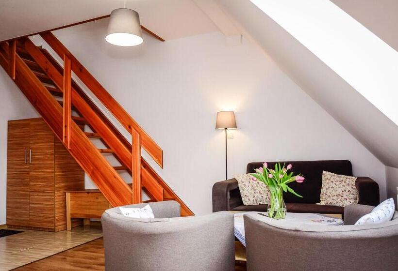 استودیوی استاندارد, Dom Na Klonowym Wzgórzu