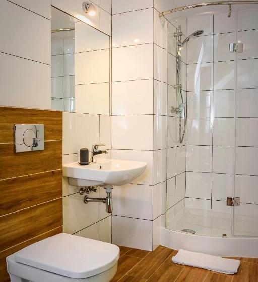 اتاق اکونومی, Dom Na Klonowym Wzgórzu