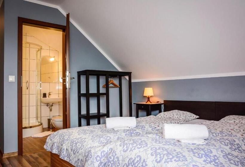 اتاق اکونومی, Dom Na Klonowym Wzgórzu