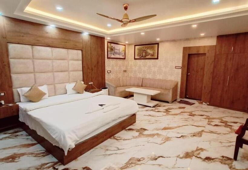 Deluxe Suite King Bed, V Square Airport