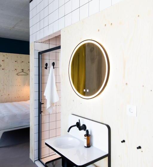 스탠다드 룸 킹사이즈 침대, Moloko  Just A Room  Sleep&shower Digital Key By Sms