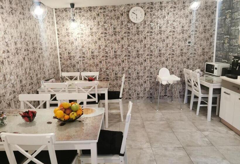 اتاق استاندارد سه نفره, Select House