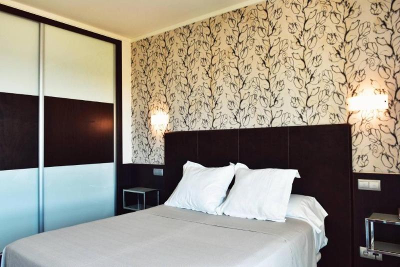 Полулюкс, Las Americas Golden Tower Panama