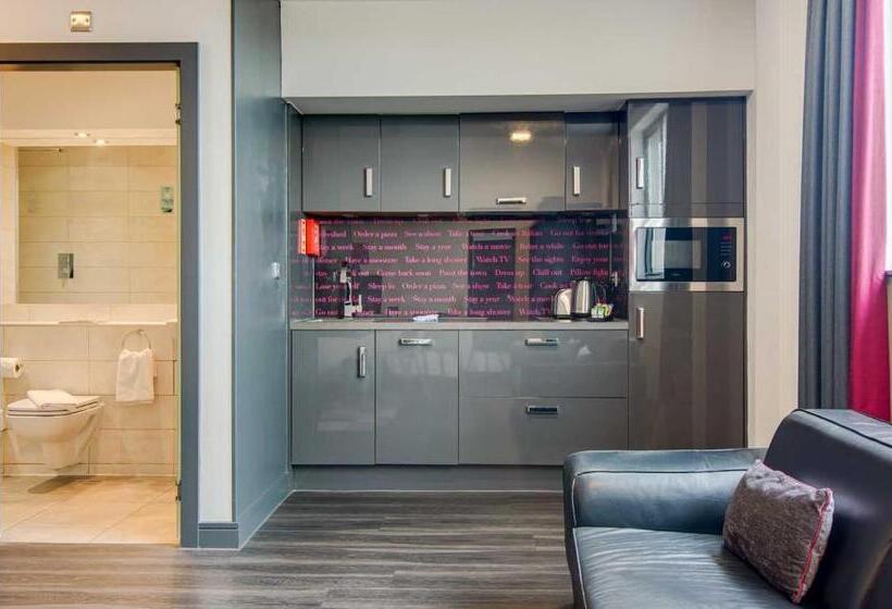 Студия Стандарт, Roomzzz Chester City