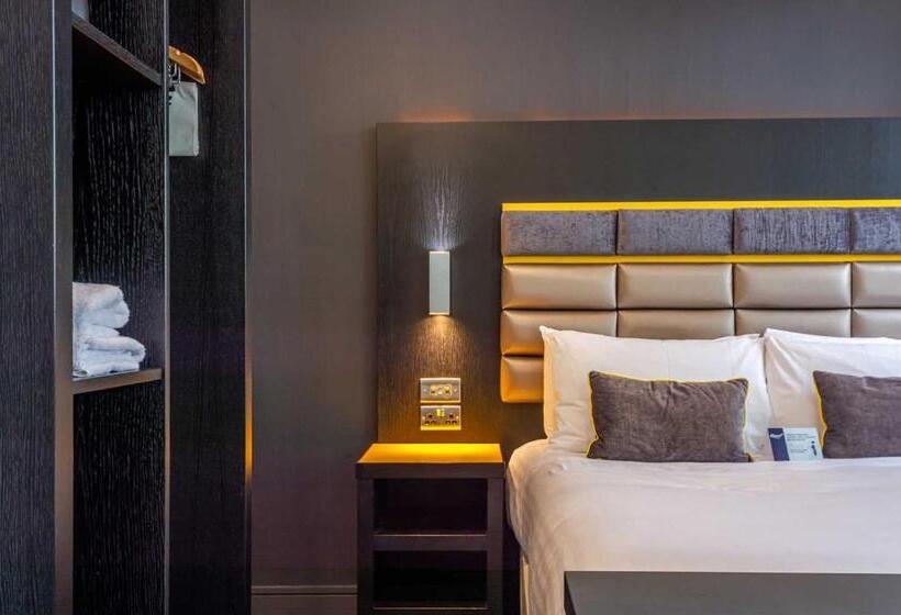 Студия Superior, Roomzzz Chester City