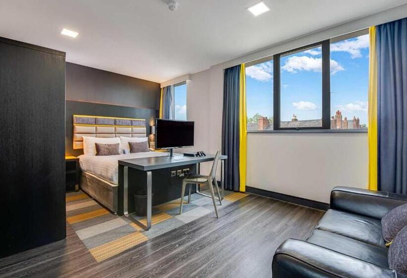 Студия Superior, Roomzzz Chester City