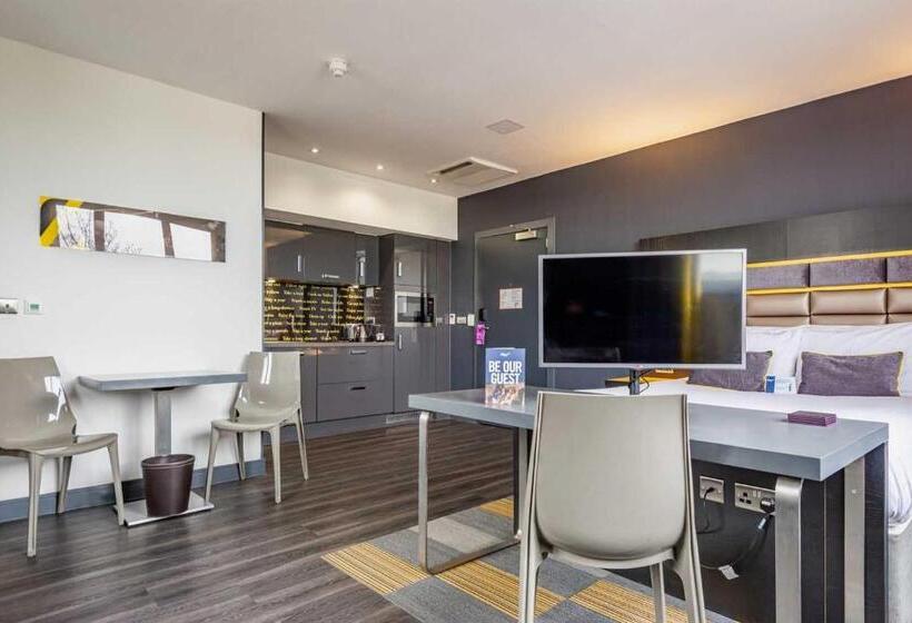 Семейное Студио, Roomzzz Chester City