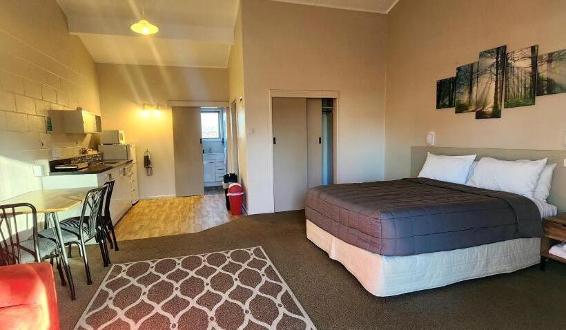 سوییت, Acorn Estate Motel