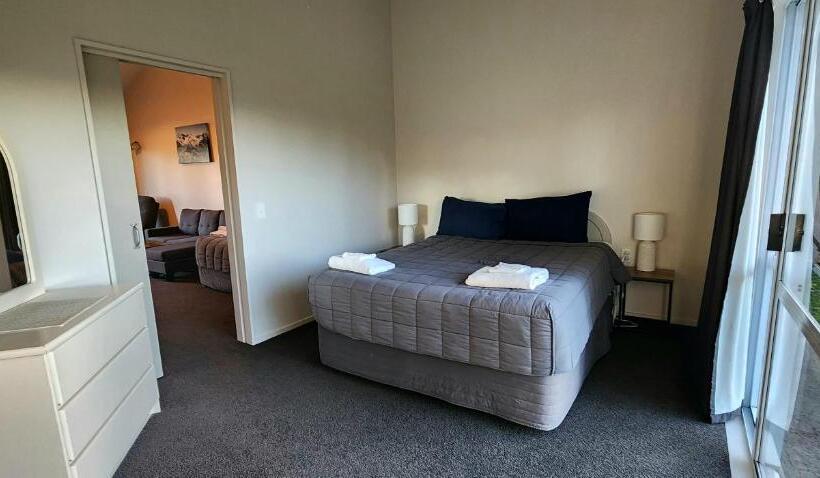 سوئیت 2 خوابه, Acorn Estate Motel