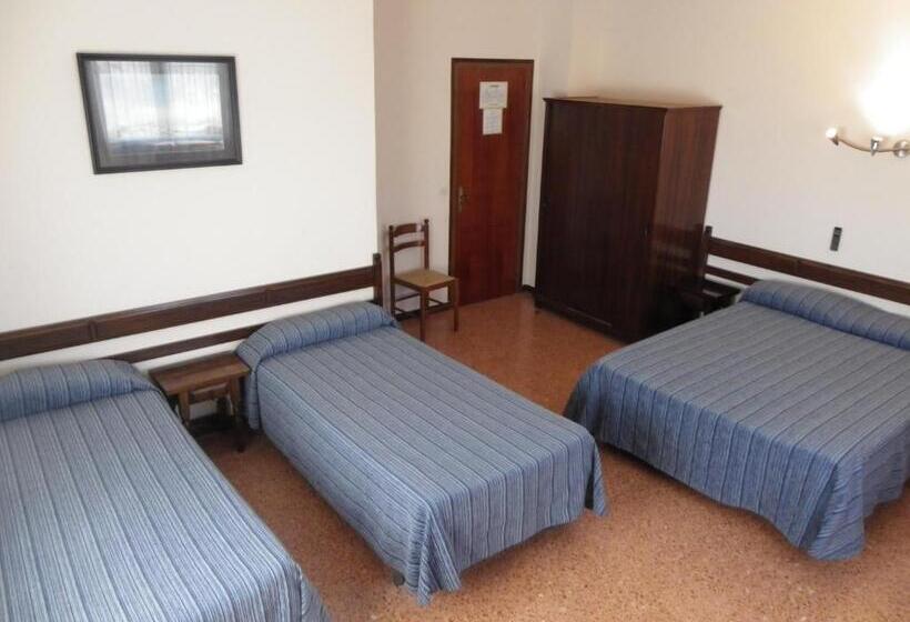 Четырехместный Номер Стандарт, Hostal L´esplai