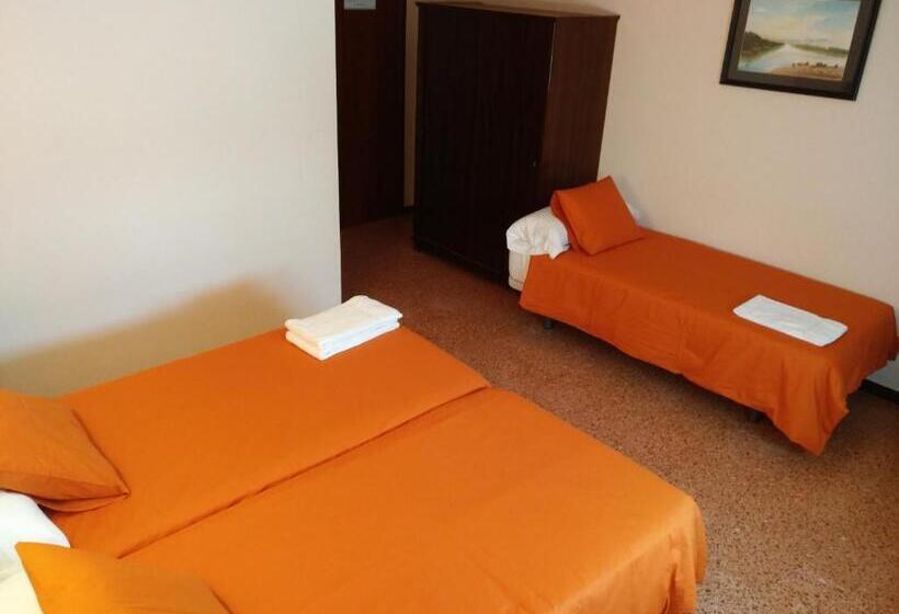 Номер Стандарт Трехместный, Hostal L´esplai