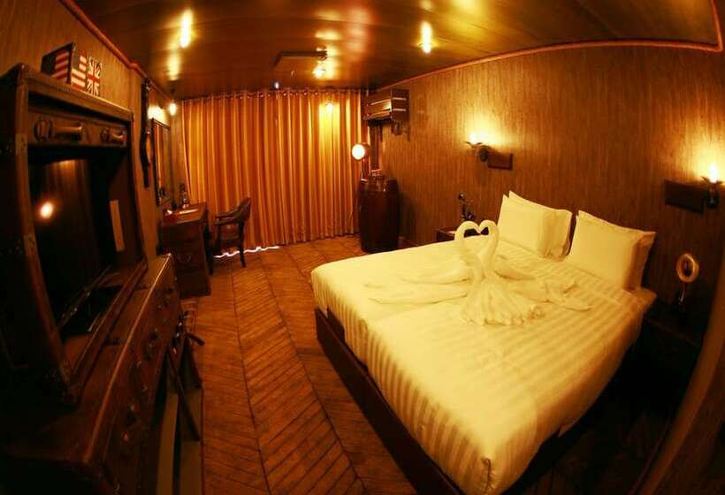 اتاق لوکس با چشم‌انداز شهر, Vintage Luxury Yacht