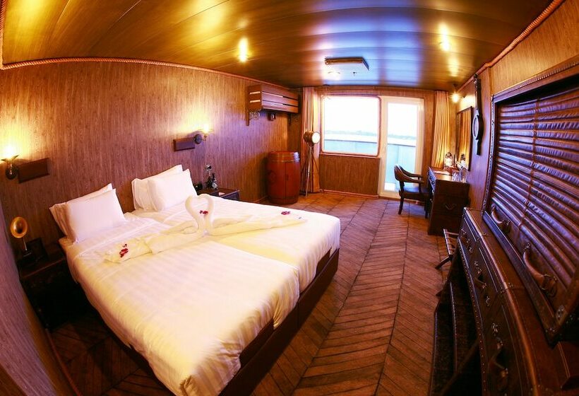 اتاق لوکس با چشم‌انداز شهر, Vintage Luxury Yacht