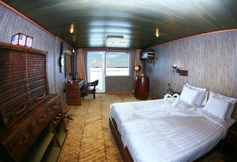 اتاق لوکس با چشم‌انداز شهر, Vintage Luxury Yacht