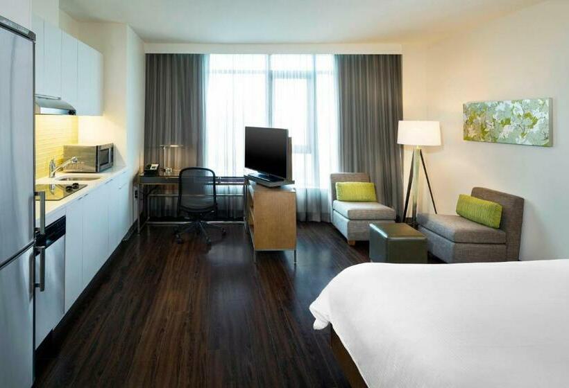 带大床的标准工作室, Element By Westin Vancouver Metrotown