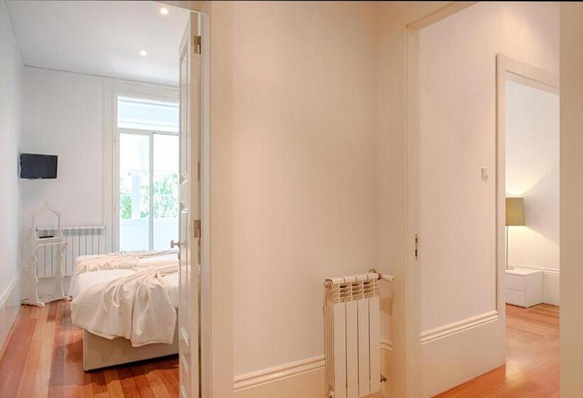 سوییت با چشم‌انداز باغ, Charming House Marques