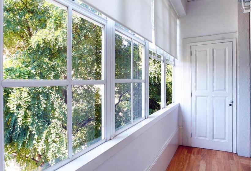 سوییت با چشم‌انداز باغ, Charming House Marques